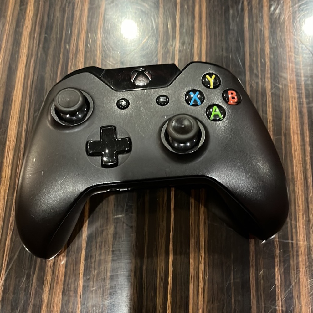 Xbox 1 white includes controller - Picture 3 of 3
